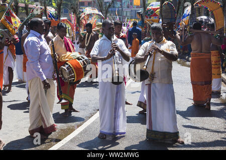 Pussellawa, Sri Lanka, 20.03.2019: Hindu Festival der Thaipusam - Body Piercing Rituale unter dem Blut Mond. Musiker in der Parade. Stockfoto