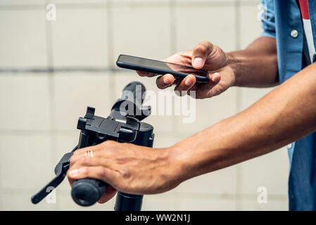 Junger Mann mit Smartphone Stockfoto