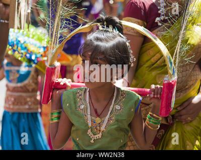 Pussellawa, Sri Lanka, 20.03.2019: Hindu Festival der Thaipusam - Body Piercing Ritual. Junges Mädchen mit symbolischen Gewicht auf den Schultern. Stockfoto