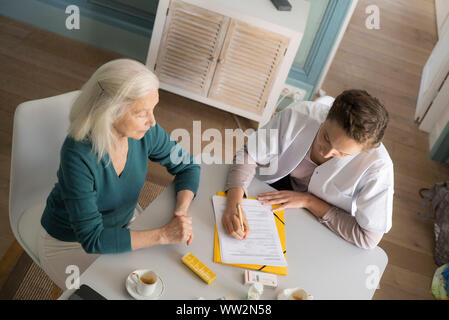 Arzt schreiben medizinische Geschichte Stockfoto