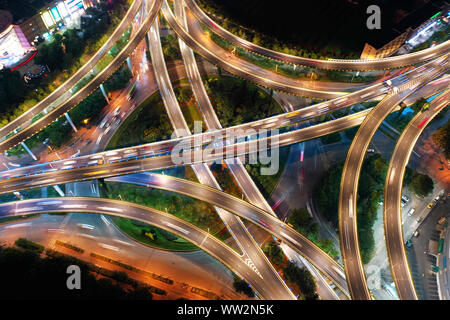 Eine Luftaufnahme in der Nacht der beleuchteten Saihongqiao Überführung und erhöhten Schnellstraßen in Nanjing, Provinz Jiangsu im Osten Chinas am 8. September Stockfoto