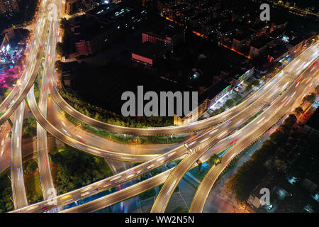 Eine Luftaufnahme in der Nacht der beleuchteten Saihongqiao Überführung und erhöhten Schnellstraßen in Nanjing, Provinz Jiangsu im Osten Chinas am 8. September Stockfoto