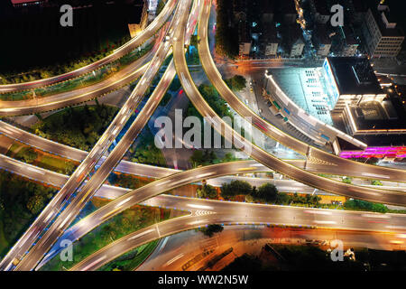 Eine Luftaufnahme in der Nacht der beleuchteten Saihongqiao Überführung und erhöhten Schnellstraßen in Nanjing, Provinz Jiangsu im Osten Chinas am 8. September Stockfoto