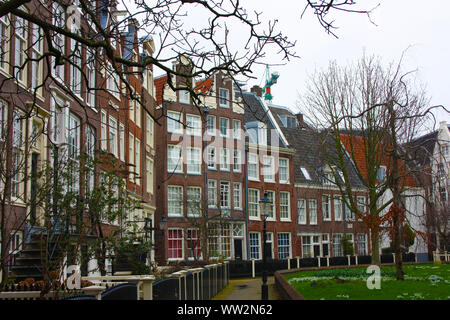 Das Viertel der Beginen von amstedam. Beginenhof in der geheime Garten der Beginen in Amsterdam an einem bewölkten Tag im Winter Stockfoto