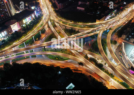 Eine Luftaufnahme in der Nacht der beleuchteten Saihongqiao Überführung und erhöhten Schnellstraßen in Nanjing, Provinz Jiangsu im Osten Chinas am 8. September Stockfoto
