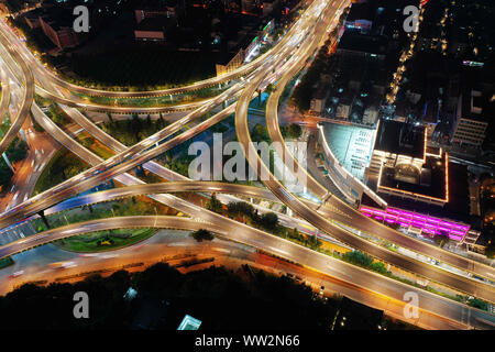 Eine Luftaufnahme in der Nacht der beleuchteten Saihongqiao Überführung und erhöhten Schnellstraßen in Nanjing, Provinz Jiangsu im Osten Chinas am 8. September Stockfoto