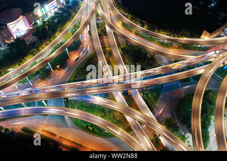 Eine Luftaufnahme in der Nacht der beleuchteten Saihongqiao Überführung und erhöhten Schnellstraßen in Nanjing, Provinz Jiangsu im Osten Chinas am 8. September Stockfoto