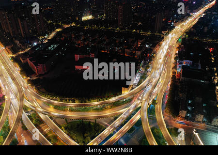 Eine Luftaufnahme in der Nacht der beleuchteten Saihongqiao Überführung und erhöhten Schnellstraßen in Nanjing, Provinz Jiangsu im Osten Chinas am 8. September Stockfoto