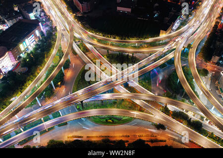 Eine Luftaufnahme in der Nacht der beleuchteten Saihongqiao Überführung und erhöhten Schnellstraßen in Nanjing, Provinz Jiangsu im Osten Chinas am 8. September Stockfoto