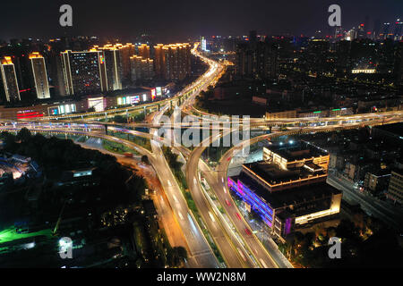 Eine Luftaufnahme in der Nacht der beleuchteten Saihongqiao Überführung und erhöhten Schnellstraßen in Nanjing, Provinz Jiangsu im Osten Chinas am 8. September Stockfoto