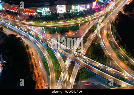 Eine Luftaufnahme in der Nacht der beleuchteten Saihongqiao Überführung und erhöhten Schnellstraßen in Nanjing, Provinz Jiangsu im Osten Chinas am 8. September Stockfoto