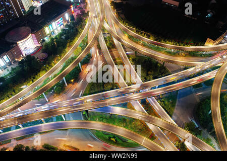 Eine Luftaufnahme in der Nacht der beleuchteten Saihongqiao Überführung und erhöhten Schnellstraßen in Nanjing, Provinz Jiangsu im Osten Chinas am 8. September Stockfoto