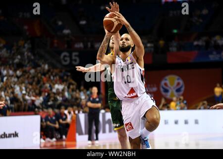 Evan Fournier von Frankreich springt gegen Australien während ihrer Gruppe L Spiel der FIBA Basketball WM 2019 in Nanjing City zu schießen, East China" Stockfoto