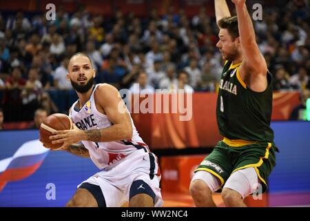 Evan Fournier, links, von Frankreich Herausforderungen Matthew Dellavedova von Australien während ihrer Gruppe L Spiel der FIBA Basketball WM 2019 in Nanjing Stockfoto