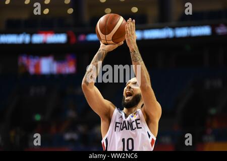 Evan Fournier von Frankreich springt gegen Australien während ihrer Gruppe L Spiel der FIBA Basketball WM 2019 in Nanjing City zu schießen, East China" Stockfoto