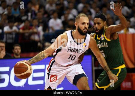 Evan Fournier, links, von Frankreich Herausforderungen Patty Mühlen von Australien während ihrer Gruppe L Spiel der FIBA Basketball WM 2019 in Nanjing City, e Stockfoto