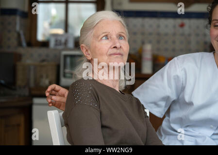 Ältere Frau halb geschlossenen Augen Stockfoto