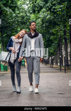 Paar, gehen auf der Straße Stockfoto