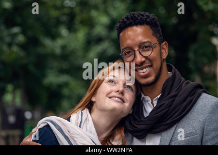 Paar im Freien stehen Stockfoto