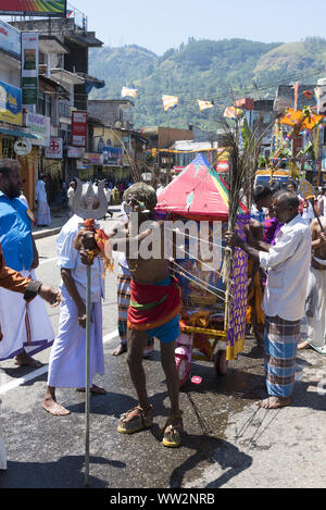 Pusellawa, Sri Lanka, 12. März 2019: Hindu Festival der Thaipusam - Body Piercing Rituale unter dem Blut Mond. Anhänger ziehen Warenkorb mit Haken in der Haut. Stockfoto