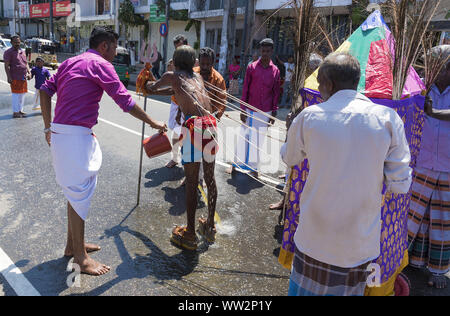 Pusellawa, Sri Lanka, 12. März 2019: Hindu Festival der Thaipusam - Body Piercing Rituale unter dem Blut Mond. Devotee durch die Stadt paradieren, Walki Stockfoto
