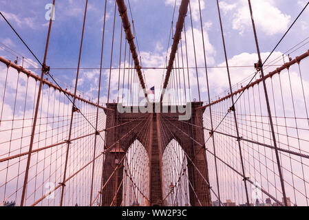 Brooklyn Bridge gegen bewölkter Himmel Stockfoto