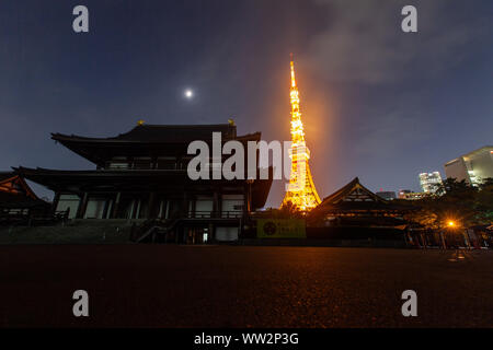 Zojoji Tempel und Tokyo Tower bei Nacht Stockfoto
