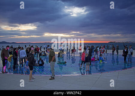 ZADAR/KROATIEN - Juli 16: Viele Menschen Sonnenuntergang über Adria auf der berühmten solar panel urban Installation "Gruß an die Sonne", 16. Juli 2016, Stockfoto