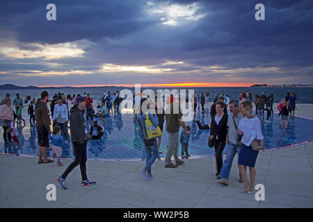 ZADAR/KROATIEN - Juli 16: Viele Menschen Sonnenuntergang über Adria auf der berühmten solar panel urban Installation "Gruß an die Sonne", 16. Juli 2016, Stockfoto