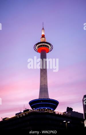 Blick auf Kyoto Tower gegen den blauen Himmel Stockfoto