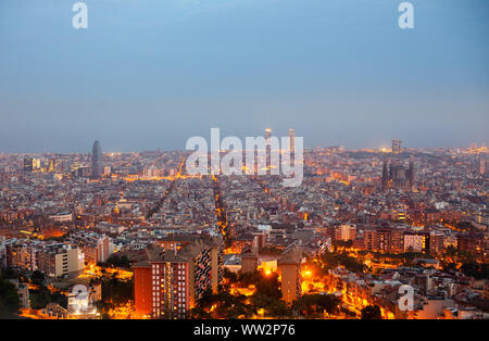 Luftaufnahme von Sagrda Familia mit Stadtbild Stockfoto