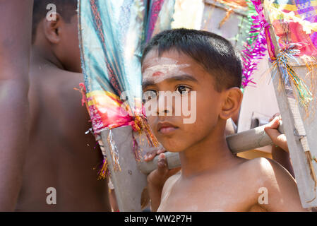 Pussellawa, Sri Lanka, 20.03.2019: Hindu Festival der Thaipusam - Body Piercing Rituale unter dem Blut Mond. Junge mit symbolischen Gehalt. Stockfoto