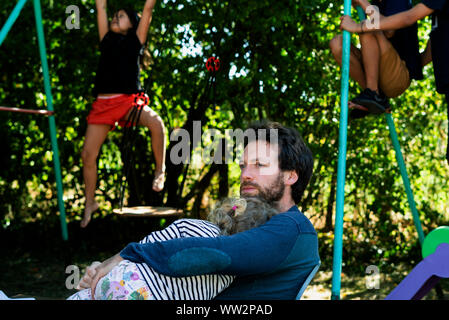 Vater und Tochter im Park sitzen Stockfoto