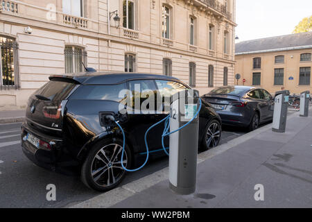 Paris, Frankreich, 30.August 2019: BMW i3, und ein Tesla Elektroautos charching in Paris, Frankreich. Stockfoto