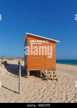 Eine von mehreren Holz- Beobachtung Hütten am Strand entlang in Faro an der Algarve in Portugal. Stockfoto