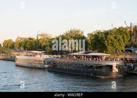 Paris, Frankreich, 30.August 2019: Frankreich, Paris, Bereich als Weltkulturerbe von der UNESCO, der Neue Berges am Quai d'Orsay mit Bar bargen Flow und Rosa Bon Stockfoto