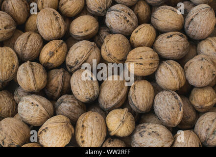 Natürliche Nussbaum Hintergrund muster textur Abstrakte Walnüsse heap Muster Hintergrund verschwommen Kanten frame natürliche Nahrung in-shell Nüsse Walnüsse Muster zurück Stockfoto