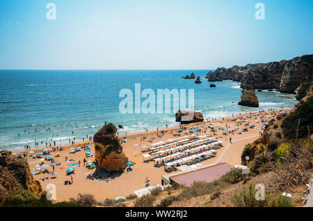 Hohe perspektivische Ansicht von strandgängern an Cova Redonda Beach in der Algarve, Portugal im Sommer. Stockfoto
