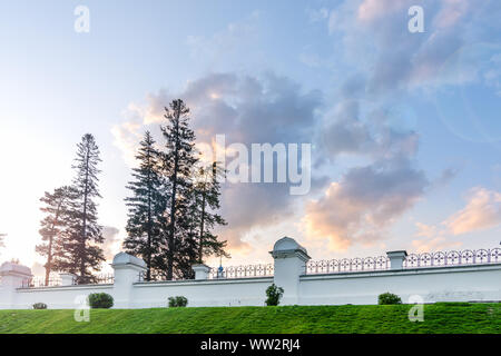 Orthodoxe Kirche, Kuppeln, gegen den Himmel. Novo-Uspensky Kloster in Krasnojarsk, Russland. Wolken, ein Fragment des Gebäudes. Stockfoto