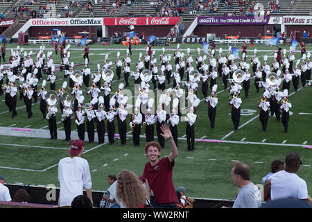 Universität von Massachusetts Band spielen zu Hause Spiel in Amherst, MA Stockfoto