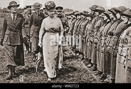 Queen Mary Inspektion der W. A.A.C's (Women's Auxiliary Armee Korps), Aldershot 1916 während des ersten Weltkrieges. Maria von Teck, 1867 - 1953. Königin von Großbritannien als die Frau von König George V. von der Festzug des Jahrhunderts, veröffentlicht 1934. Stockfoto