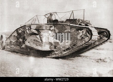 Ein britischer Mark I Tank in Aktion in der Schlacht von Flers-Courcelette, während der Schlacht an der Somme in Frankreich im Jahre 1916 kämpfte während des Ersten Weltkrieges. Aus dem Festzug des Jahrhunderts, veröffentlicht 1934. Stockfoto