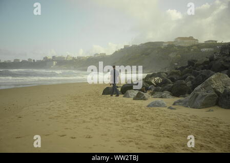 Vater und Sohn an einem Strand im Südwesten Frankreichs Stockfoto