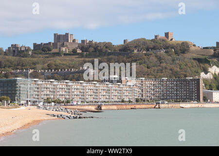 Dover Castle und weißen Klippen von der neuen Western Docks Pier in Dover Kent. 1066-1087 11. Jahrhundert Stockfoto