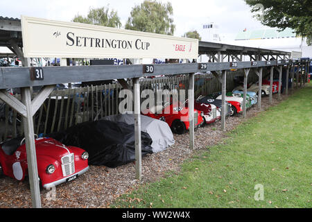 Goodwood, West Sussex, UK. 12 Sep, 2019. Austin J 40 Tretautos sammeln in Goodwood Rennstrecke bereit für die Settrington Cup Pedal Car Rennen am Samstag und Sonntag am Goodwood Revival in Goodwood, West Sussex, UK. Credit: Malcolm Greig/Alamy leben Nachrichten Stockfoto