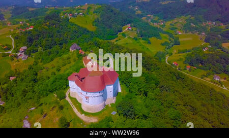 Landschaft Landschaft mit Weinbergen und alten Burg Veliki Tabor auf Hügel, Zagorje, Kroatien Stockfoto