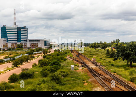 Eisenbahn und sich rasch entwickelnden zentraler Geschäftsbezirk, Gaborone, Botswana, Afrika, 2017 Stockfoto