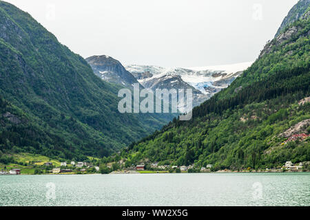 Folgefonna Gap in den Bergen mit Ort und See im Vordergrund, Odda, Hardanger region, Hordaland County, Norwegen Stockfoto