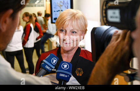 Stuttgart, Deutschland. 12 Sep, 2019. Gymnastik: WM, Medien Tag der Deutschen Gymnastik Mannschaft für die WM: Ulla Koch (M), Cheftrainer der Deutschen Turnerinnen und Turner, gibt ein Interview. Quelle: Thomas Kienzle/dpa/Alamy leben Nachrichten Stockfoto