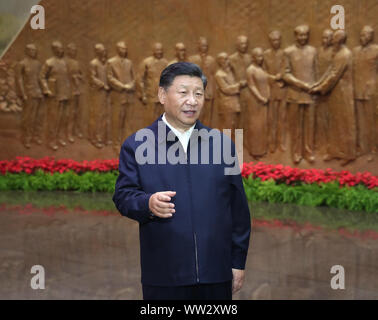 (190912)-BEIJING, Sept. 12, 2019 (Xinhua) - der chinesische Präsident Xi Jinping, auch Generalsekretär der Kommunistischen Partei Chinas (KPCH) und Vorsitzender der Zentralen Militärkommission, liefert eine Rede als besucht er eine Ausstellung über die Geschichte der CPC-Zentralkomitee, Dokumentarfilme und erleben die Geschichte von, wie die CPC-Zentralkomitee in Peking zog im Jahre 1949, an einem revolutionären Memorial Museum in den duftenden Hügeln in Peking, der Hauptstadt von China, Sept. 12, 2019. Xi besucht eine Revolutionäre Gedenkstätte in den duftenden Hügeln in einem Vorort von Peking am Thursd Stockfoto